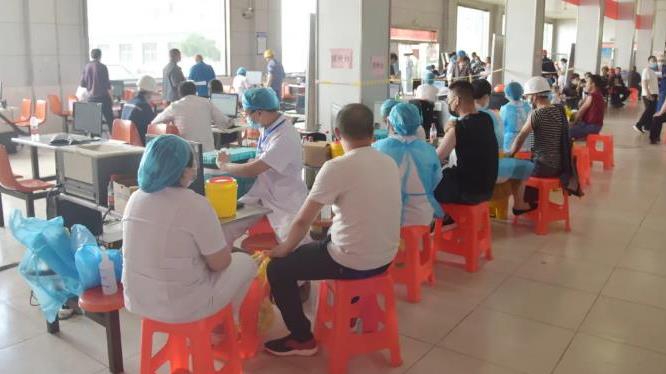 冀鋼集團(tuán)為員工開設(shè)疫苗接種專場(chǎng)